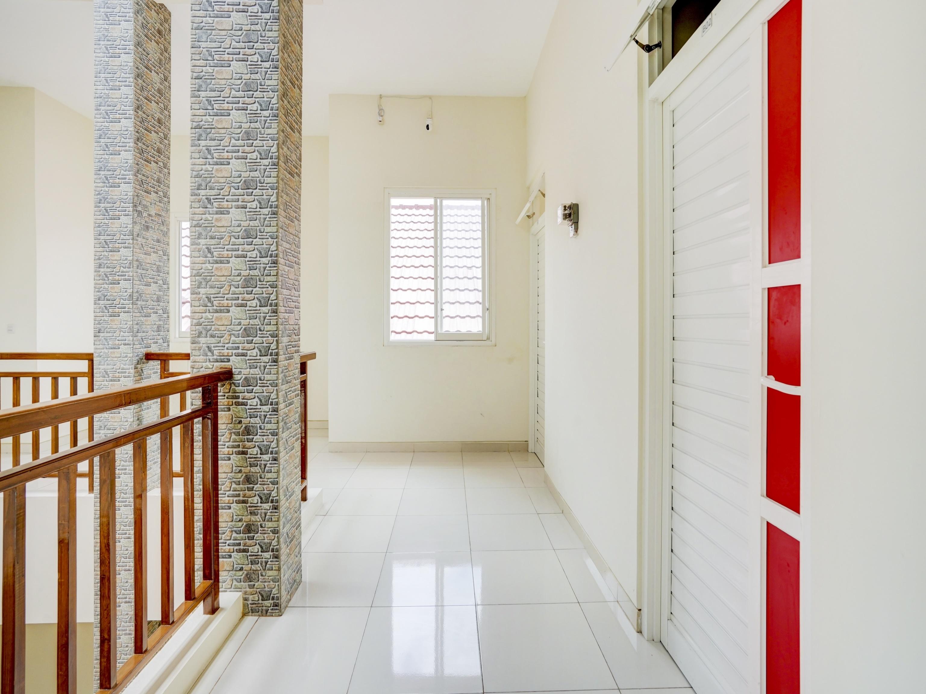 Oyo 90173 Innapp Tenggilis Family Residence Surabaya Esterno foto