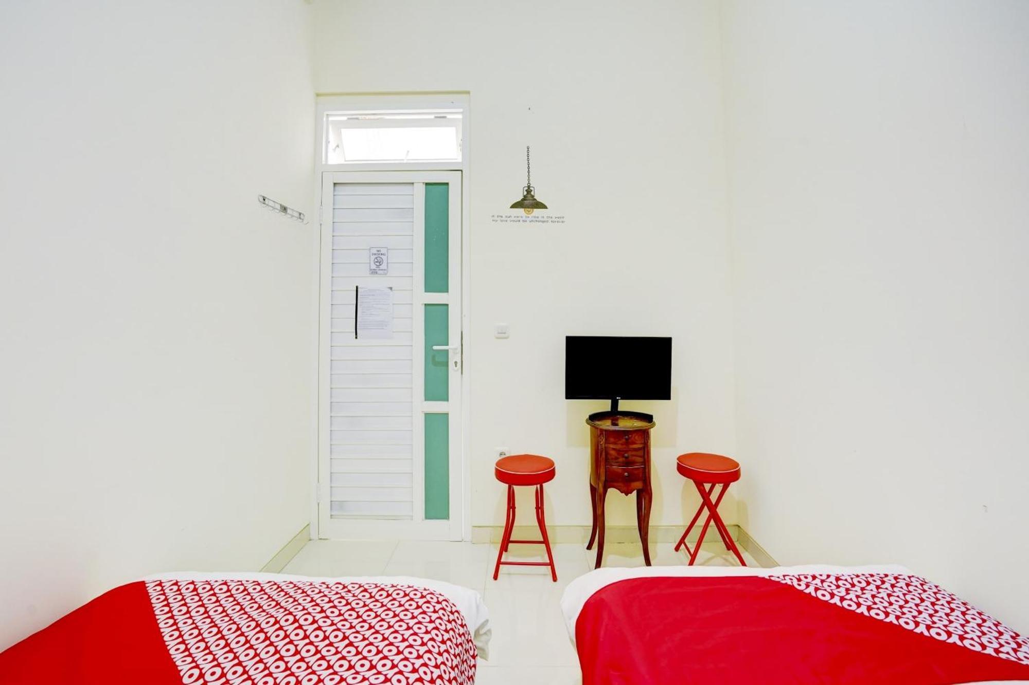 Oyo 90173 Innapp Tenggilis Family Residence Surabaya Esterno foto