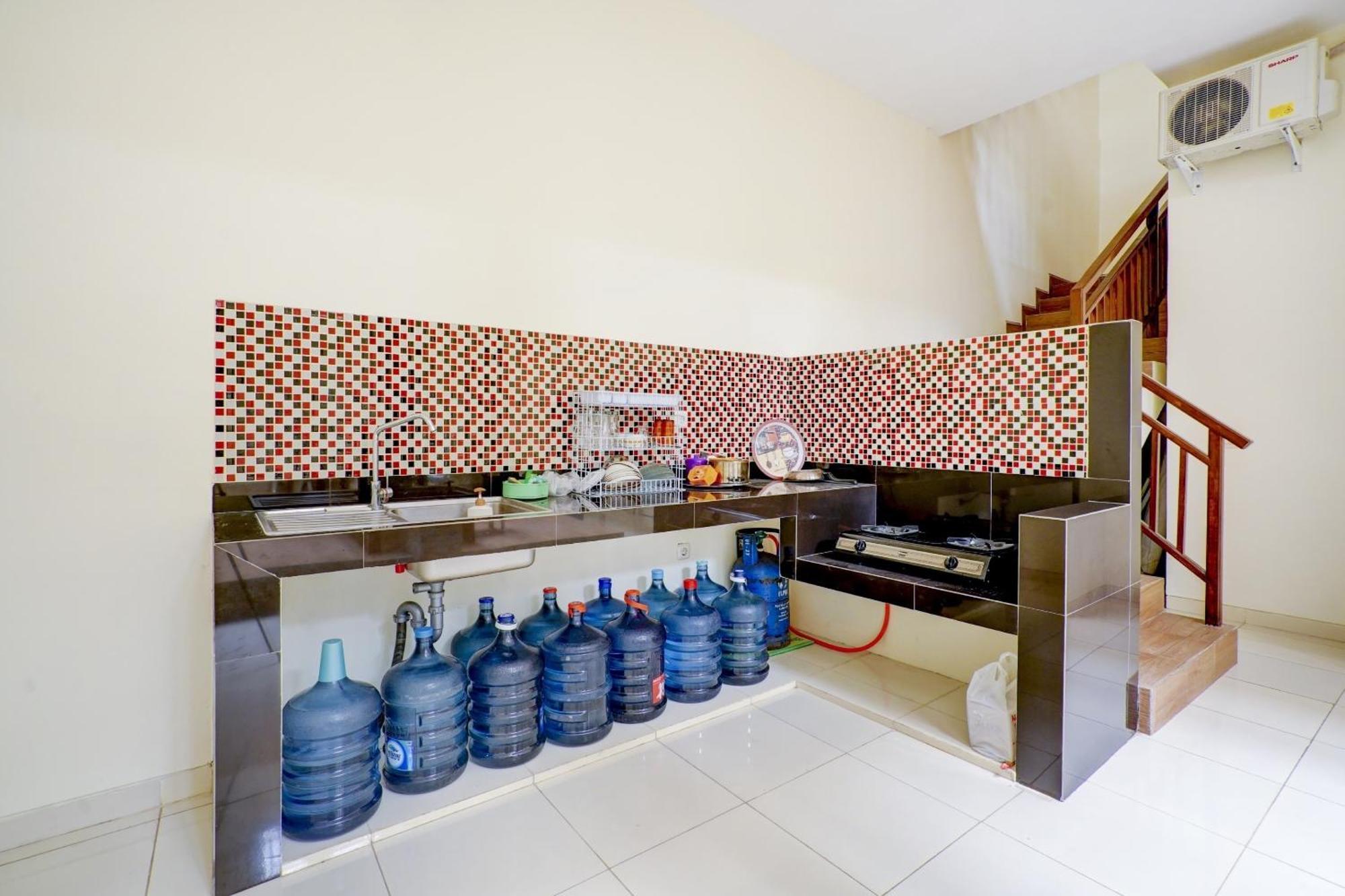 Oyo 90173 Innapp Tenggilis Family Residence Surabaya Esterno foto