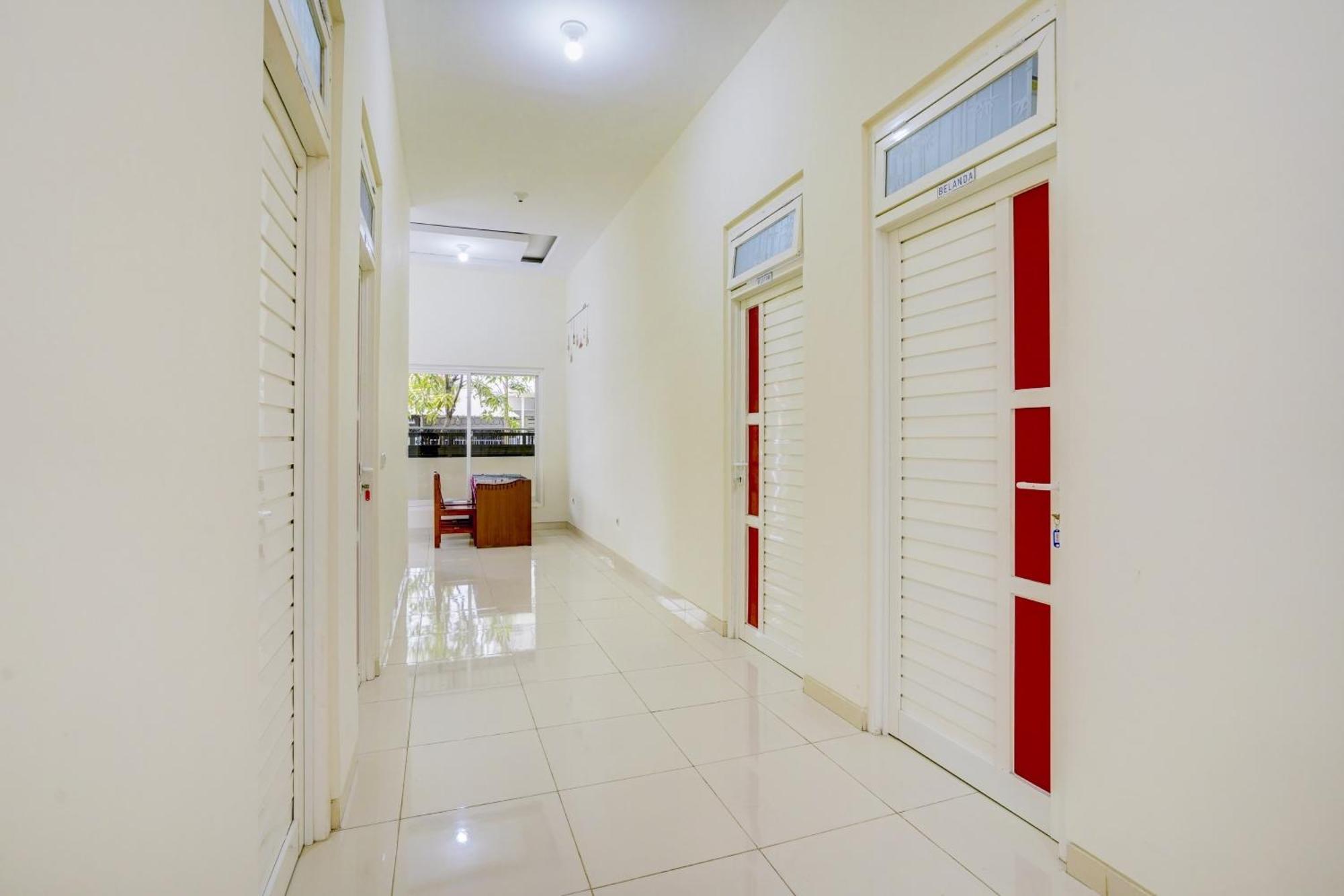 Oyo 90173 Innapp Tenggilis Family Residence Surabaya Esterno foto