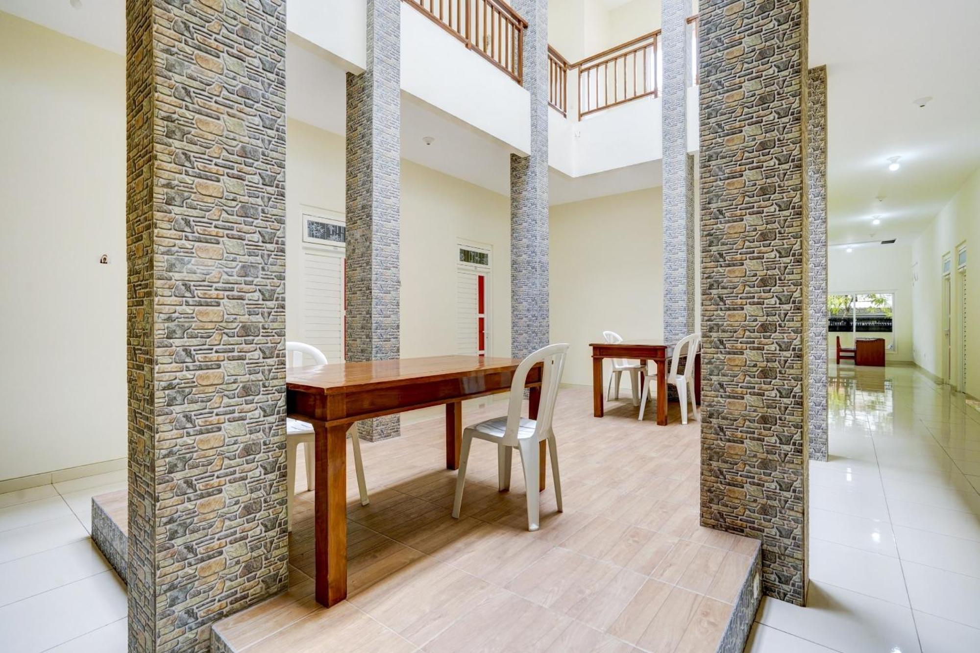 Oyo 90173 Innapp Tenggilis Family Residence Surabaya Esterno foto